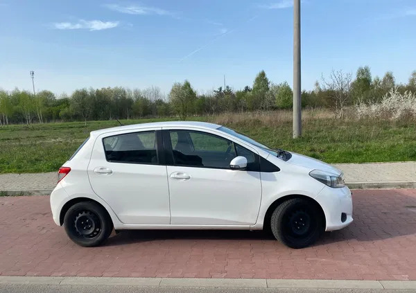 samochody osobowe Toyota Yaris cena 23900 przebieg: 142049, rok produkcji 2013 z Katowice